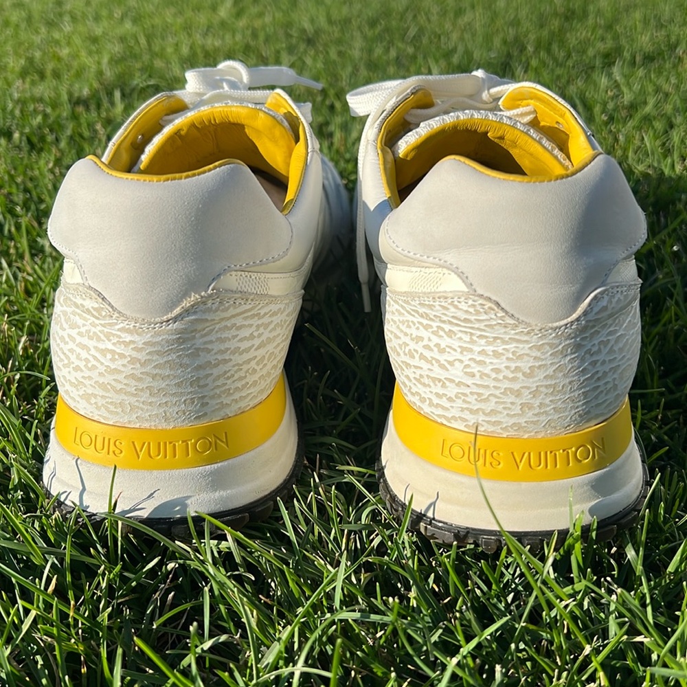 Louis Vuitton size 10 . Use gently. Excelente condition. Price is firm.